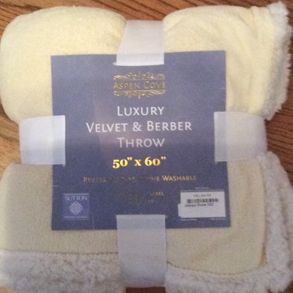 aspen cove Bedding Aspen Cove Velvet And Sherpa Throw Poshmark